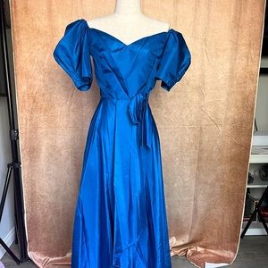 Vintage 1980s Prom Dress Blue, long gown. Sweetheart neckline.Retro evening gown